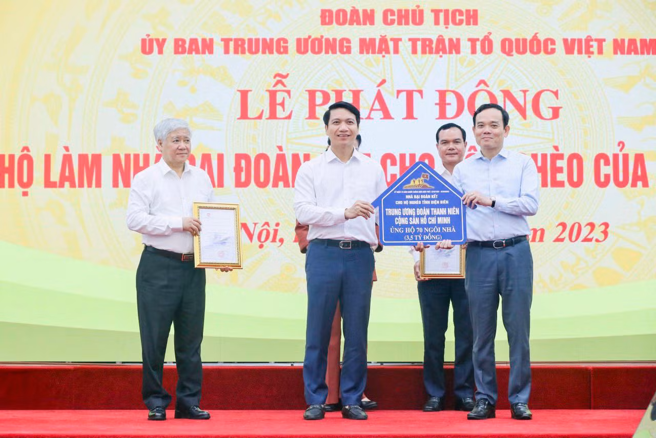 Anh Nguyễn Ngọc Lương, Bí thư Thường trực Trung ương Đoàn, đại diện Trung ương Đoàn trao ủng hộ 3,5 tỷ đồng tặng chương trình.