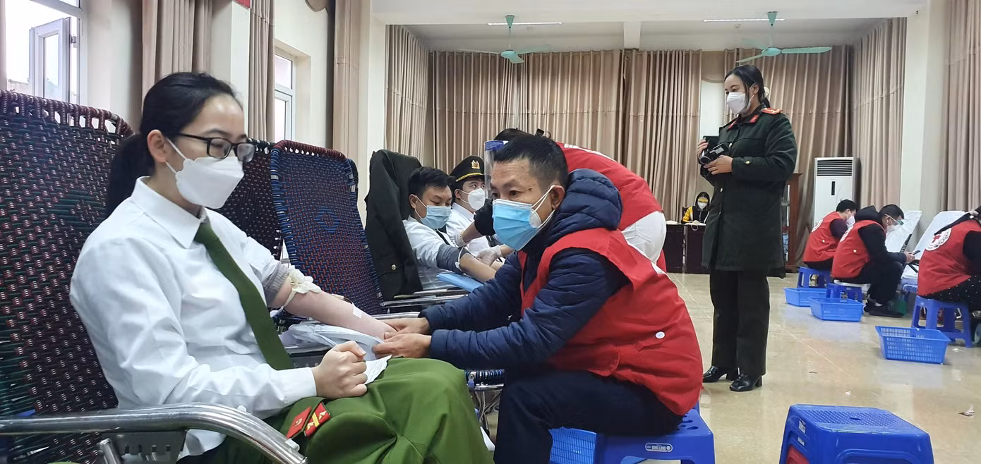 Nữ chiến sĩ trẻ của lực lượng công an tỉnh Thanh Hoá tham gia hiến máu
