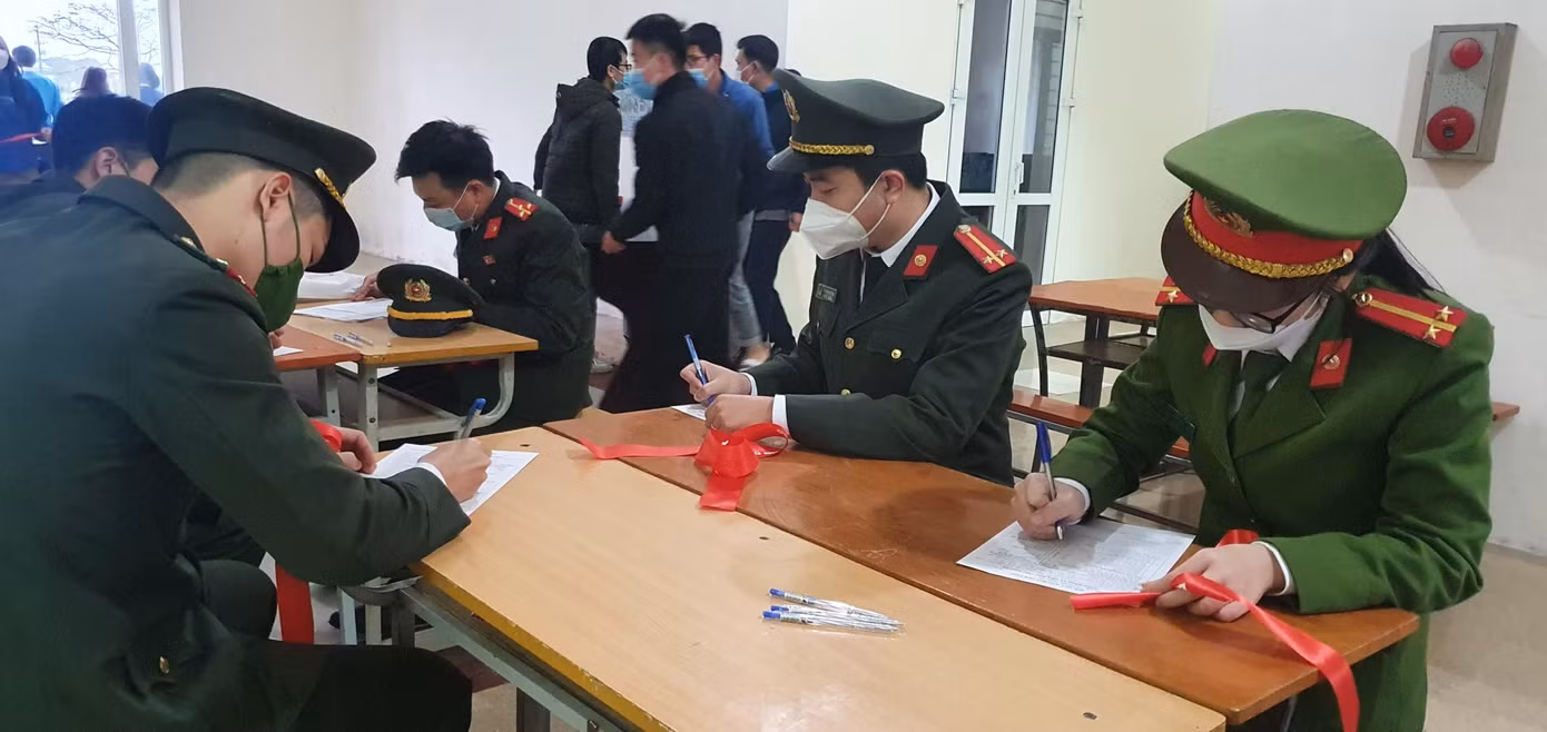 Cán bộ, chiến sĩ ghi thông tin trước khi tham gia hiến máu