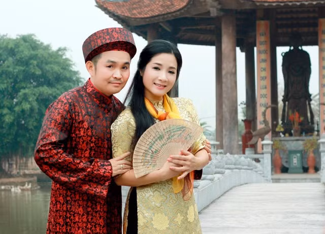 Thanh Thanh Hiền tiếp tục xuất hiện cùng Xuân Hinh trong đĩa Tết năm nay . Thanh Thanh Hiền tiếp tục xuất hiện cùng Xuân Hinh trong đĩa Tết năm nay