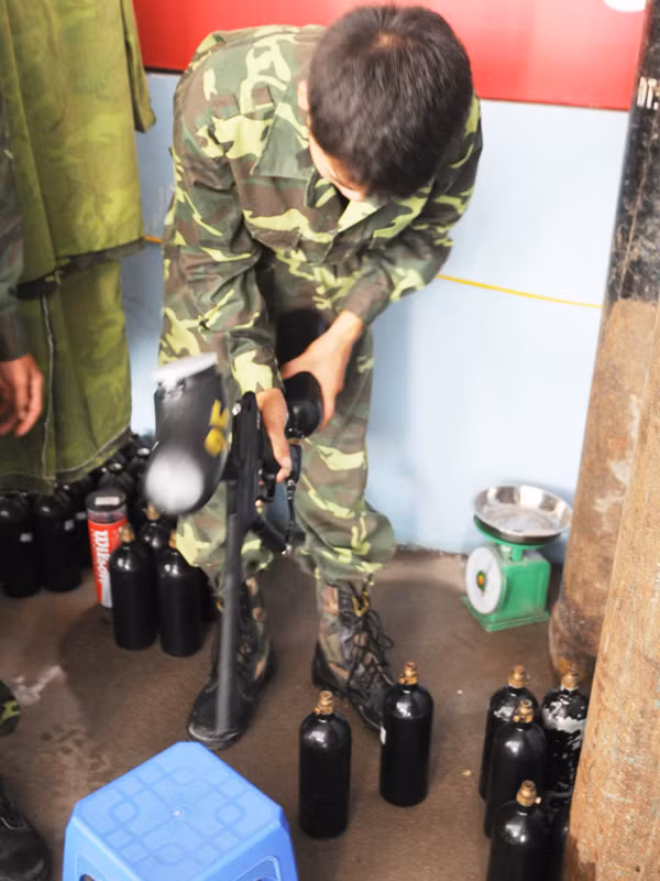 Sau lễ khai trương, các khách mời đã được tham gia đánh trận