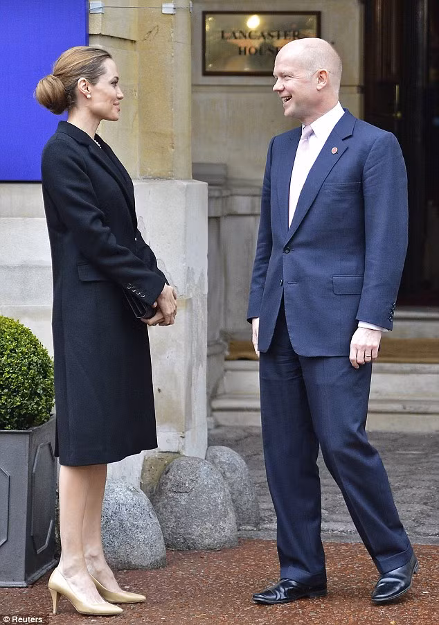 Cô trò chuyện rất thân mật với Bộ trưởng Ngoại giao Vương quốc Anh William Hague trước khi bước vào phát biểu tại hội nghị