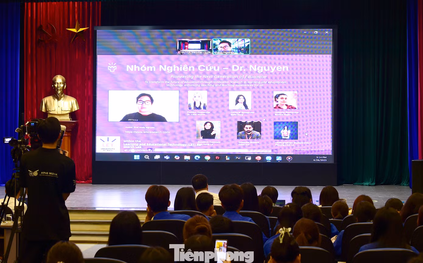 PGS.TS Nguyễn Xuân Khánh mở đầu phần trình bày tham luận chủ đề “Cá nhân hoá học tập với AI” bằng video giới thiệu về nhóm nghiên cứu của mình được xây dựng hoàn toàn bằng AI. Ảnh: Xuân Tùng