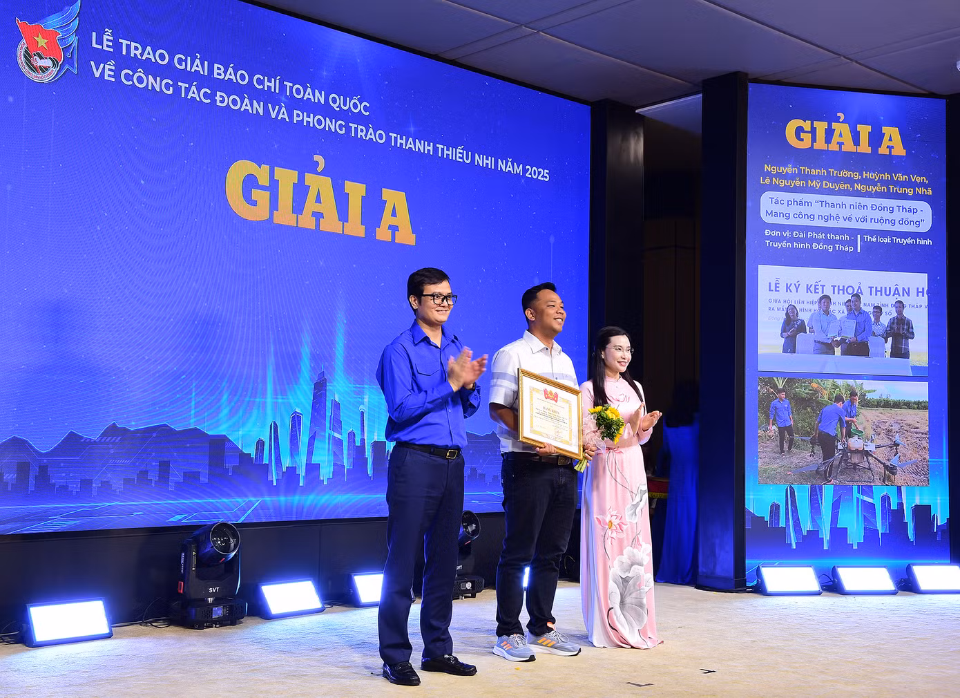 Các tác giả, nhóm tác giả đoạt giải A. Ảnh: Xuân Tùng Các tác giả, nhóm tác giả đoạt giải A. Ảnh: Xuân Tùng