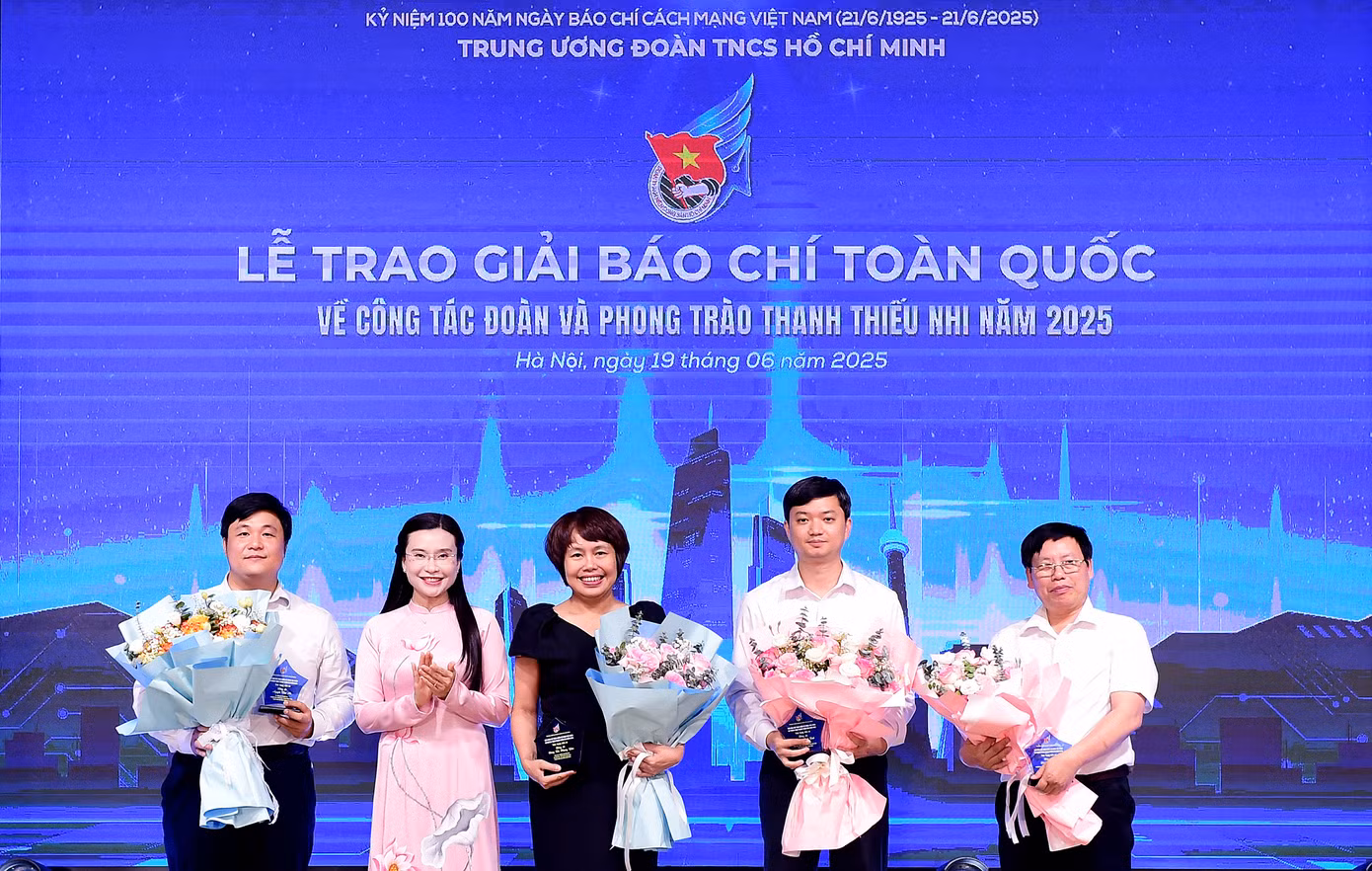 Chị Nguyễn Phạm Duy Trang tặng hoa thành viên ban giám khảo. Ảnh: Xuân Tùng Chị Nguyễn Phạm Duy Trang tặng hoa thành viên ban giám khảo. Ảnh: Xuân Tùng