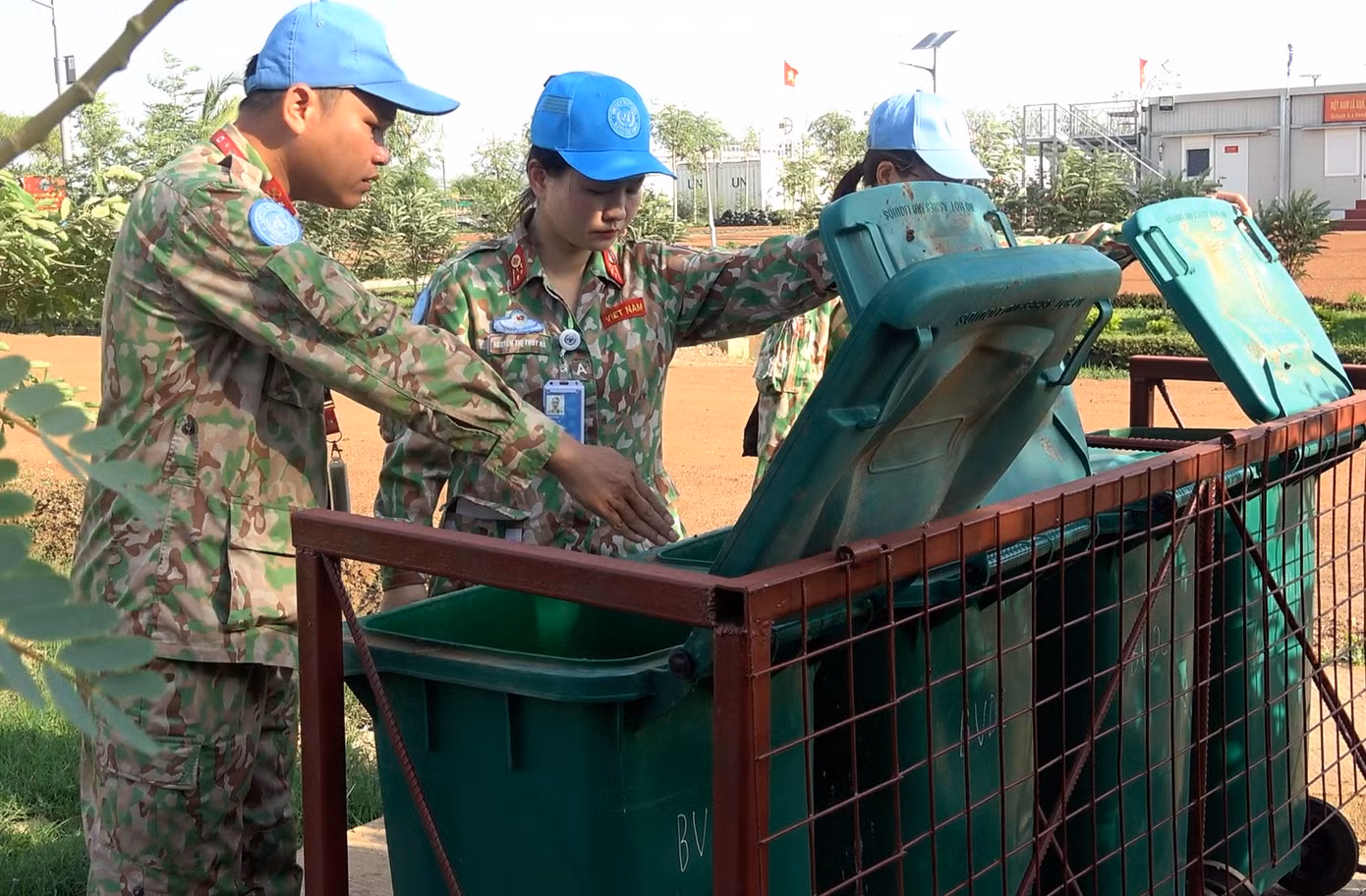 Đại uý Nguyễn Thị Thúy Hà (ở giữa) cùng đồng đội kiểm tra công tác phân loại rác thải.