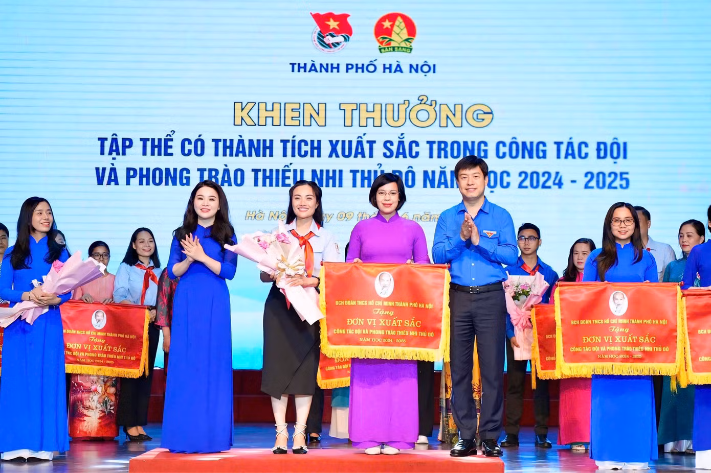 Anh Lê Hải Long - Trưởng ban Công tác thiếu nhi T.Ư Đoàn, Phó Chủ tịch Thường trực Hội đồng Đội T.Ư và chị Chu Hồng Minh - Bí thư Thành Đoàn Hà Nội trao khen thưởng tại hội nghị. Ảnh: BTC Anh Lê Hải Long - Trưởng ban Công tác thiếu nhi T.Ư Đoàn, Phó Chủ tịch Thường trực Hội đồng Đội T.Ư và chị Chu Hồng Minh - Bí thư Thành Đoàn Hà Nội trao khen thưởng tại hội nghị. Ảnh: BTC