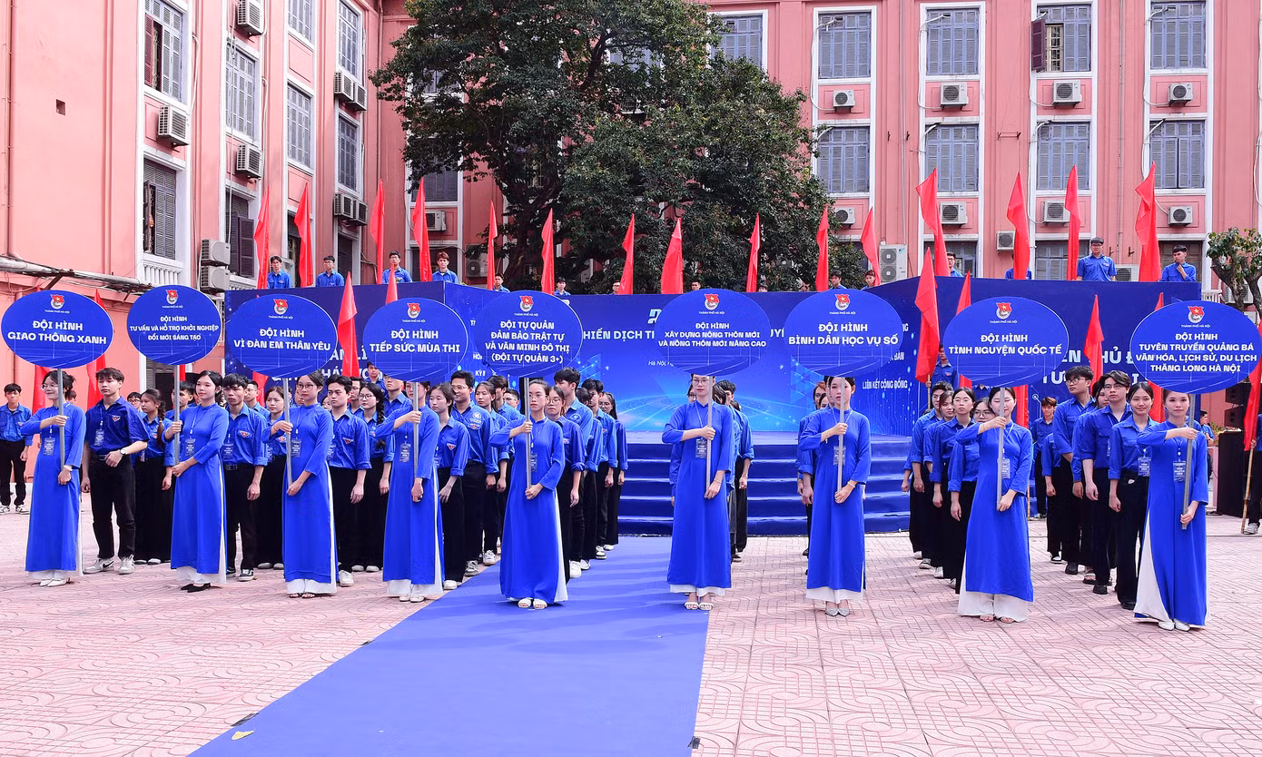Bí thư T.Ư Đoàn, Chủ tịch Hội SVVN Nguyễn Minh Triết trao cờ Chiến dịch Thanh niên tình nguyện Hè; cùng lãnh đạo Thành Đoàn Hà Nội tặng quà đội hình tình nguyện. Ảnh: Xuân Tùng Bí thư T.Ư Đoàn, Chủ tịch Hội SVVN Nguyễn Minh Triết trao cờ Chiến dịch Thanh niên tình nguyện Hè; cùng lãnh đạo Thành Đoàn Hà Nội tặng quà đội hình tình nguyện. Ảnh: Xuân Tùng