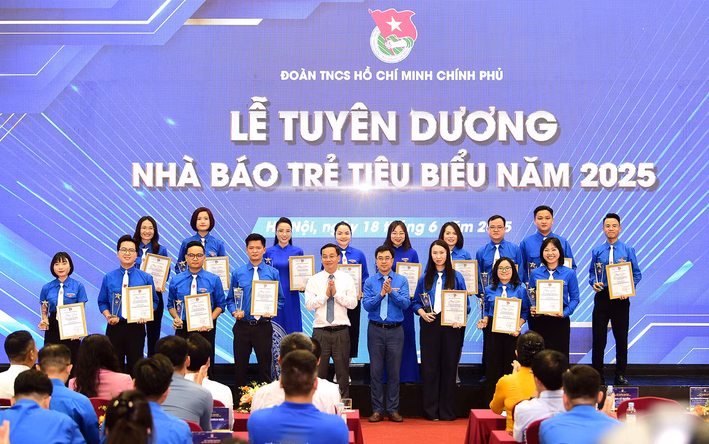 Bí thư Đoàn Thanh niên Chính phủ Bùi Hoàng Tùng trao khen thưởng các nhà báo trẻ tiêu biểu. Ảnh: Xuân Tùng Bí thư Đoàn Thanh niên Chính phủ Bùi Hoàng Tùng trao khen thưởng các nhà báo trẻ tiêu biểu. Ảnh: Xuân Tùng