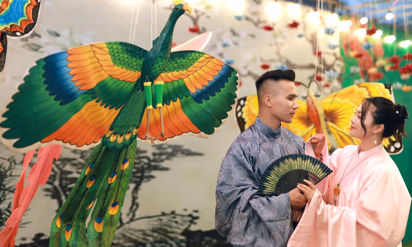 Cùng với những trang phục năng động ngày Hè, nhiều bạn trẻ đã diện mẫu áo dài truyền thống để tạo dáng với không gian diều. Nguyễn Văn Hải (sinh viên ĐHQG Hà Nội) cùng nhóm bạn đã cùng có hành trình trở về tuổi thơ với cánh diều, tiếng sáo vi vu giữa không gian xanh của bầu trời, ruộng đồng; cũng như những trò chơi ô ăn quan, kéo co. “Tôi không chỉ có dịp gặp lại những cánh diều vừa quen thuộc về kiểu dáng vừa mới lạ khi được trang trí bằng những bức tranh dân gian như đàn lợn âm dương, vinh quy bái tổ… Tôi cũng đã chụp ảnh bên những cánh diều này để lưu giữ kỷ niệm”, Hải nói. Ảnh: Đỗ Hưng