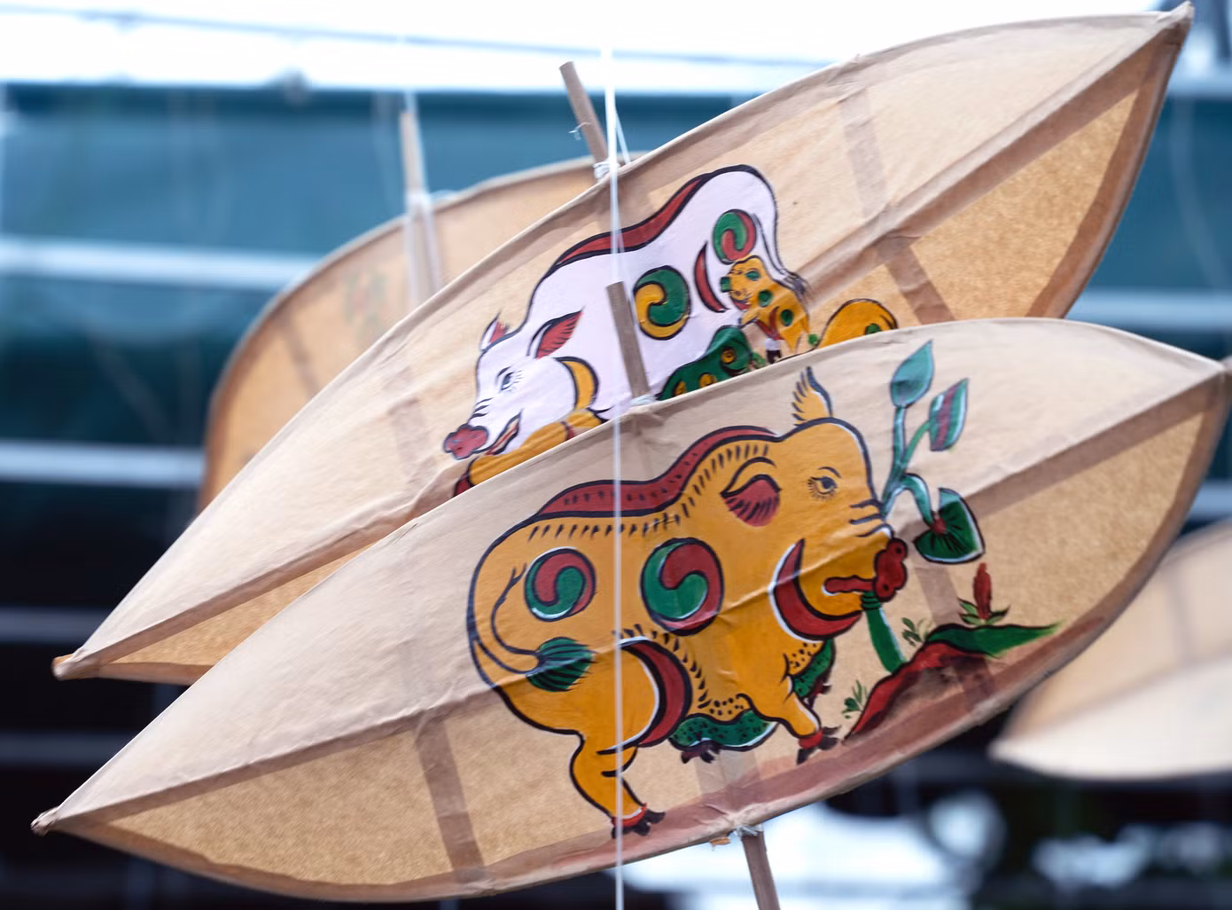 Không gian diều truyền thống được tái hiện qua nghệ thuật sắp đặt độc đáo. Mỗi khu trưng bày là một lát cắt văn hóa, từ sắc vàng cung đình của diều Huế đến hình dáng tự do phóng khoáng của diều Rạch Giá. Nhiều mẫu diều được thiết kế riêng, mang dấu ấn cá nhân của các nghệ nhân, kết hợp giữa chất liệu truyền thống và sáng tạo hiện đại. Ảnh: Đỗ Hưng