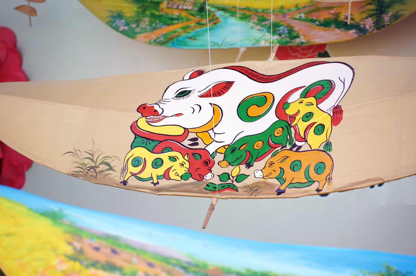 Không gian diều truyền thống được tái hiện qua nghệ thuật sắp đặt độc đáo. Mỗi khu trưng bày là một lát cắt văn hóa, từ sắc vàng cung đình của diều Huế đến hình dáng tự do phóng khoáng của diều Rạch Giá. Nhiều mẫu diều được thiết kế riêng, mang dấu ấn cá nhân của các nghệ nhân, kết hợp giữa chất liệu truyền thống và sáng tạo hiện đại. Ảnh: Đỗ Hưng