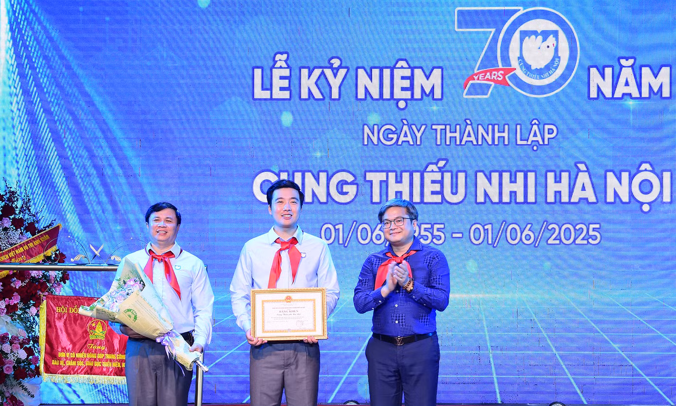 Chánh văn phòng UBND thành phố Hà Nội Trương Việt Dũng trao Bằng khen UBND Thành phố Hà Nội cho Cung Thiếu nhi Hà Nội. Ảnh: Xuân Tùng Chánh văn phòng UBND thành phố Hà Nội Trương Việt Dũng trao Bằng khen UBND Thành phố Hà Nội cho Cung Thiếu nhi Hà Nội. Ảnh: Xuân Tùng