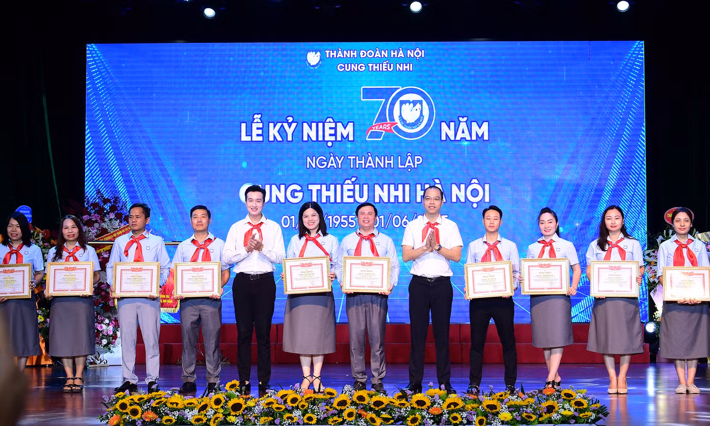 Nhiều cá nhân của Cung Thiếu nhi Hà Nội vinh dự nhận khen thưởng của Hội đồng Đội Trung ương, UBND Thành phố Hà Nội, Thành Đoàn Hà Nội. Ảnh: Xuân Tùng Nhiều cá nhân của Cung Thiếu nhi Hà Nội vinh dự nhận khen thưởng của Hội đồng Đội Trung ương, UBND Thành phố Hà Nội, Thành Đoàn Hà Nội. Ảnh: Xuân Tùng