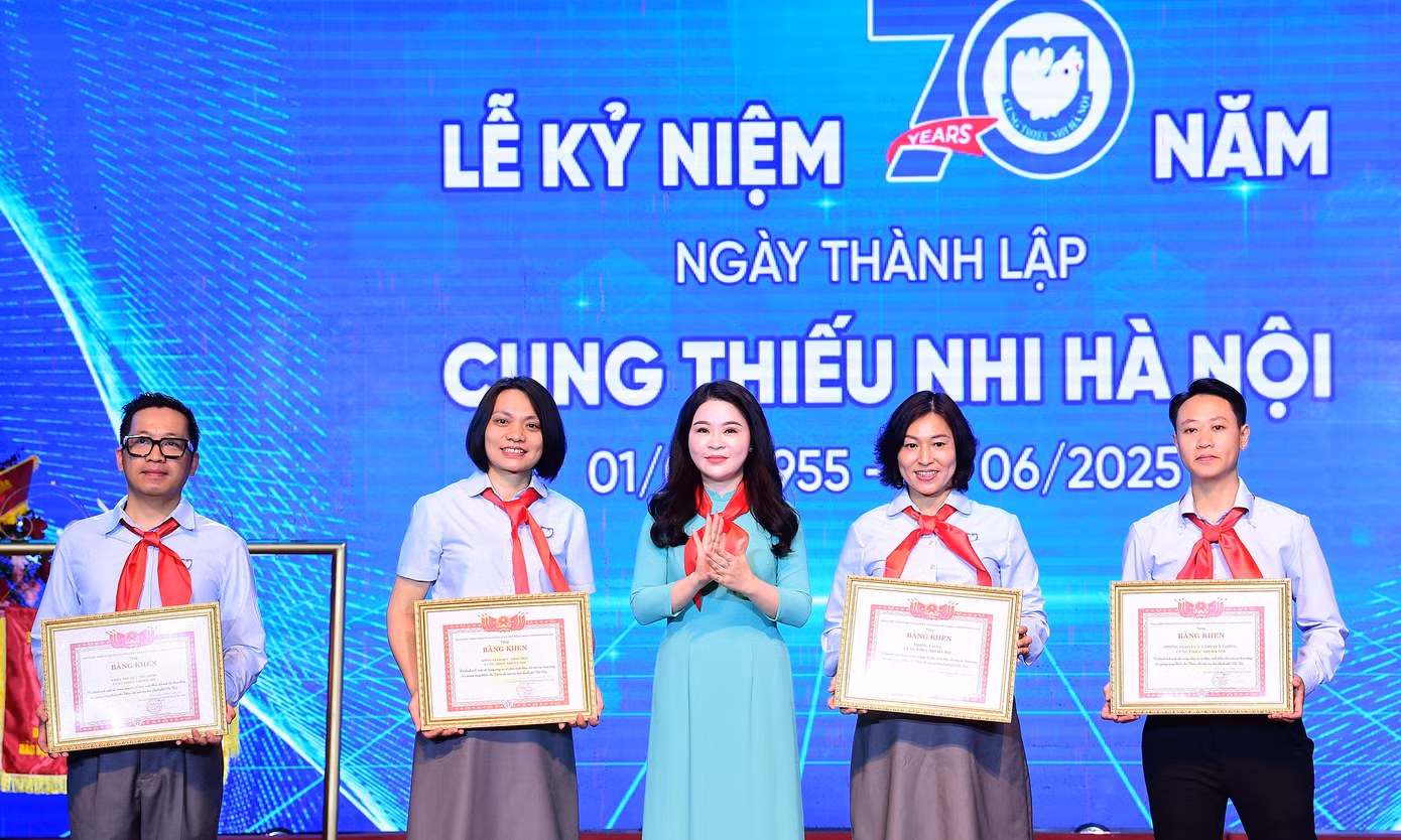 Nhiều cá nhân của Cung Thiếu nhi Hà Nội vinh dự nhận khen thưởng của Hội đồng Đội Trung ương, UBND Thành phố Hà Nội, Thành Đoàn Hà Nội. Ảnh: Xuân Tùng Nhiều cá nhân của Cung Thiếu nhi Hà Nội vinh dự nhận khen thưởng của Hội đồng Đội Trung ương, UBND Thành phố Hà Nội, Thành Đoàn Hà Nội. Ảnh: Xuân Tùng