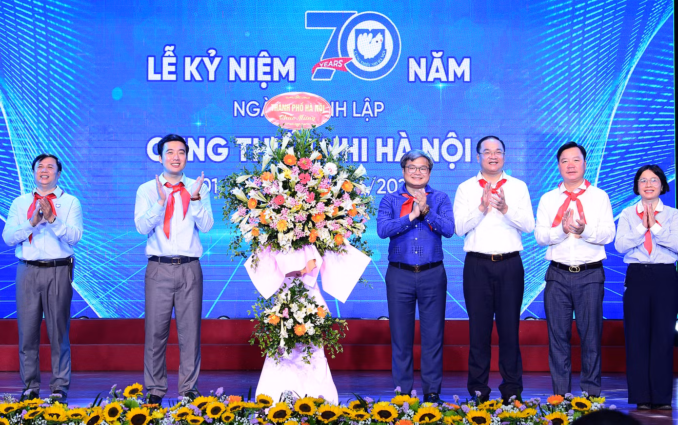 Cung Thiếu nhi Hà Nội đón nhận lẵng hoa chúc mừng của Ban Tuyên giáo và Dân vận Trung ương, Tổng Liên đoàn Lao động Việt Nam, T.Ư Đoàn TNCS Hồ Chí Minh, UBND Thành phố Hà Nội. Ảnh: Xuân Tùng Cung Thiếu nhi Hà Nội đón nhận lẵng hoa chúc mừng của Ban Tuyên giáo và Dân vận Trung ương, Tổng Liên đoàn Lao động Việt Nam, T.Ư Đoàn TNCS Hồ Chí Minh, UBND Thành phố Hà Nội. Ảnh: Xuân Tùng