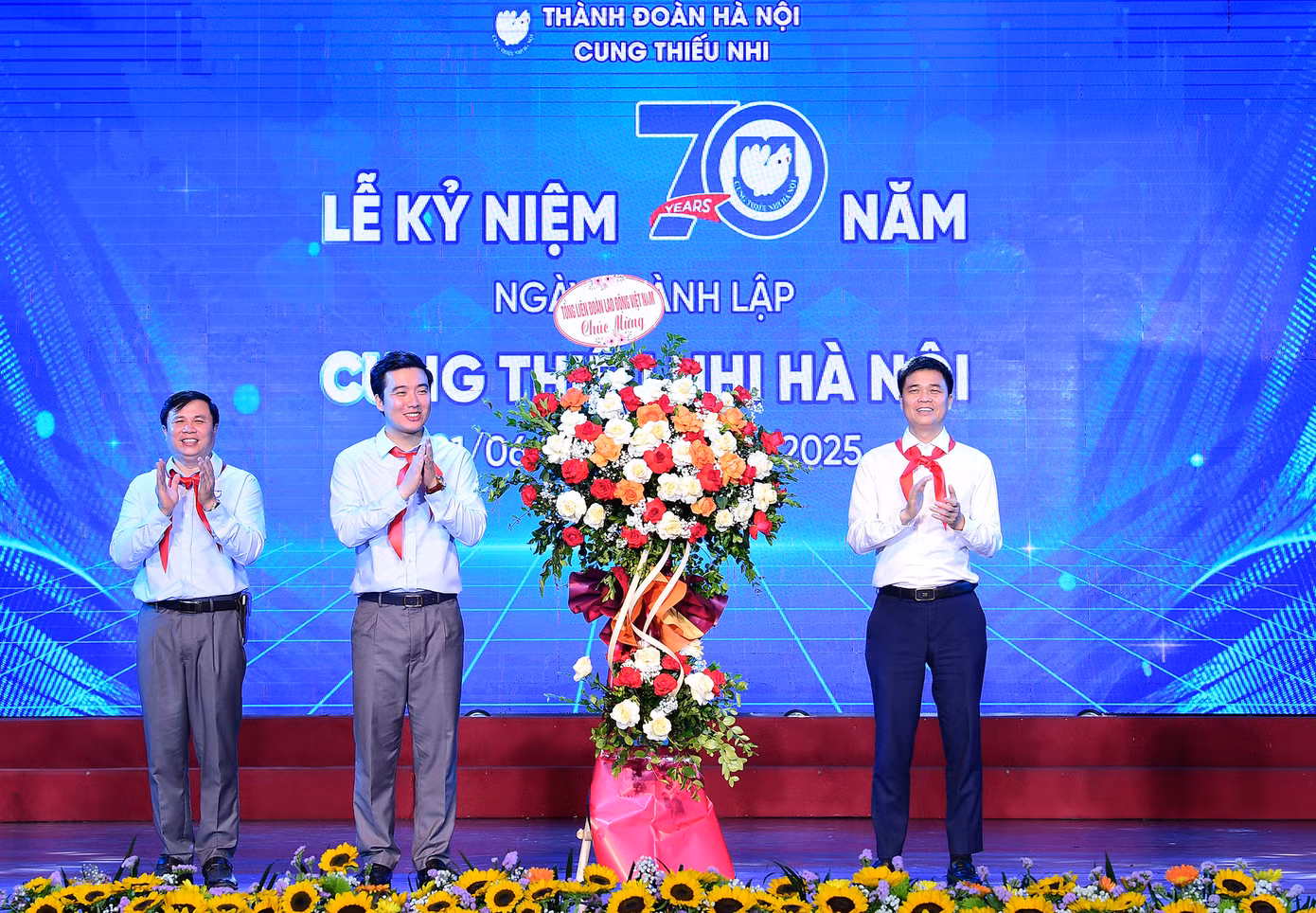 Cung Thiếu nhi Hà Nội đón nhận lẵng hoa chúc mừng của Ban Tuyên giáo và Dân vận Trung ương, Tổng Liên đoàn Lao động Việt Nam, T.Ư Đoàn TNCS Hồ Chí Minh, UBND Thành phố Hà Nội. Ảnh: Xuân Tùng Cung Thiếu nhi Hà Nội đón nhận lẵng hoa chúc mừng của Ban Tuyên giáo và Dân vận Trung ương, Tổng Liên đoàn Lao động Việt Nam, T.Ư Đoàn TNCS Hồ Chí Minh, UBND Thành phố Hà Nội. Ảnh: Xuân Tùng