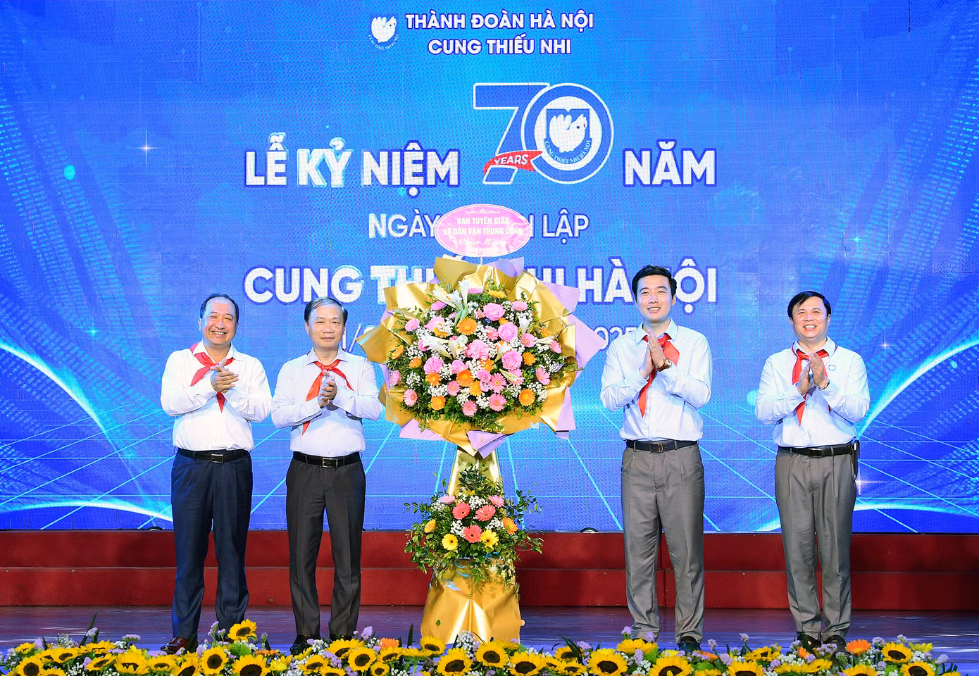 Cung Thiếu nhi Hà Nội đón nhận lẵng hoa chúc mừng của Ban Tuyên giáo và Dân vận Trung ương, Tổng Liên đoàn Lao động Việt Nam, T.Ư Đoàn TNCS Hồ Chí Minh, UBND Thành phố Hà Nội. Ảnh: Xuân Tùng Cung Thiếu nhi Hà Nội đón nhận lẵng hoa chúc mừng của Ban Tuyên giáo và Dân vận Trung ương, Tổng Liên đoàn Lao động Việt Nam, T.Ư Đoàn TNCS Hồ Chí Minh, UBND Thành phố Hà Nội. Ảnh: Xuân Tùng