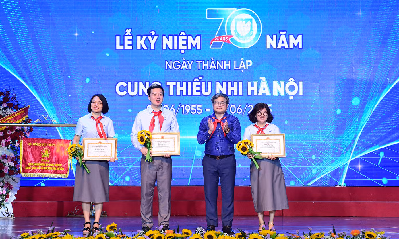 Nhiều cá nhân của Cung Thiếu nhi Hà Nội vinh dự nhận khen thưởng của Hội đồng Đội Trung ương, UBND Thành phố Hà Nội, Thành Đoàn Hà Nội. Ảnh: Xuân Tùng Nhiều cá nhân của Cung Thiếu nhi Hà Nội vinh dự nhận khen thưởng của Hội đồng Đội Trung ương, UBND Thành phố Hà Nội, Thành Đoàn Hà Nội. Ảnh: Xuân Tùng