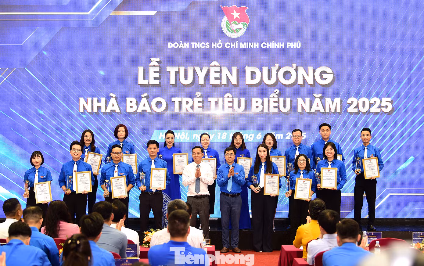 Bí thư Đoàn Thanh niên Chính phủ Bùi Hoàng Tùng trao khen thưởng các nhà báo trẻ tiêu biểu. Ảnh: Xuân Tùng Bí thư Đoàn Thanh niên Chính phủ Bùi Hoàng Tùng trao khen thưởng các nhà báo trẻ tiêu biểu. Ảnh: Xuân Tùng