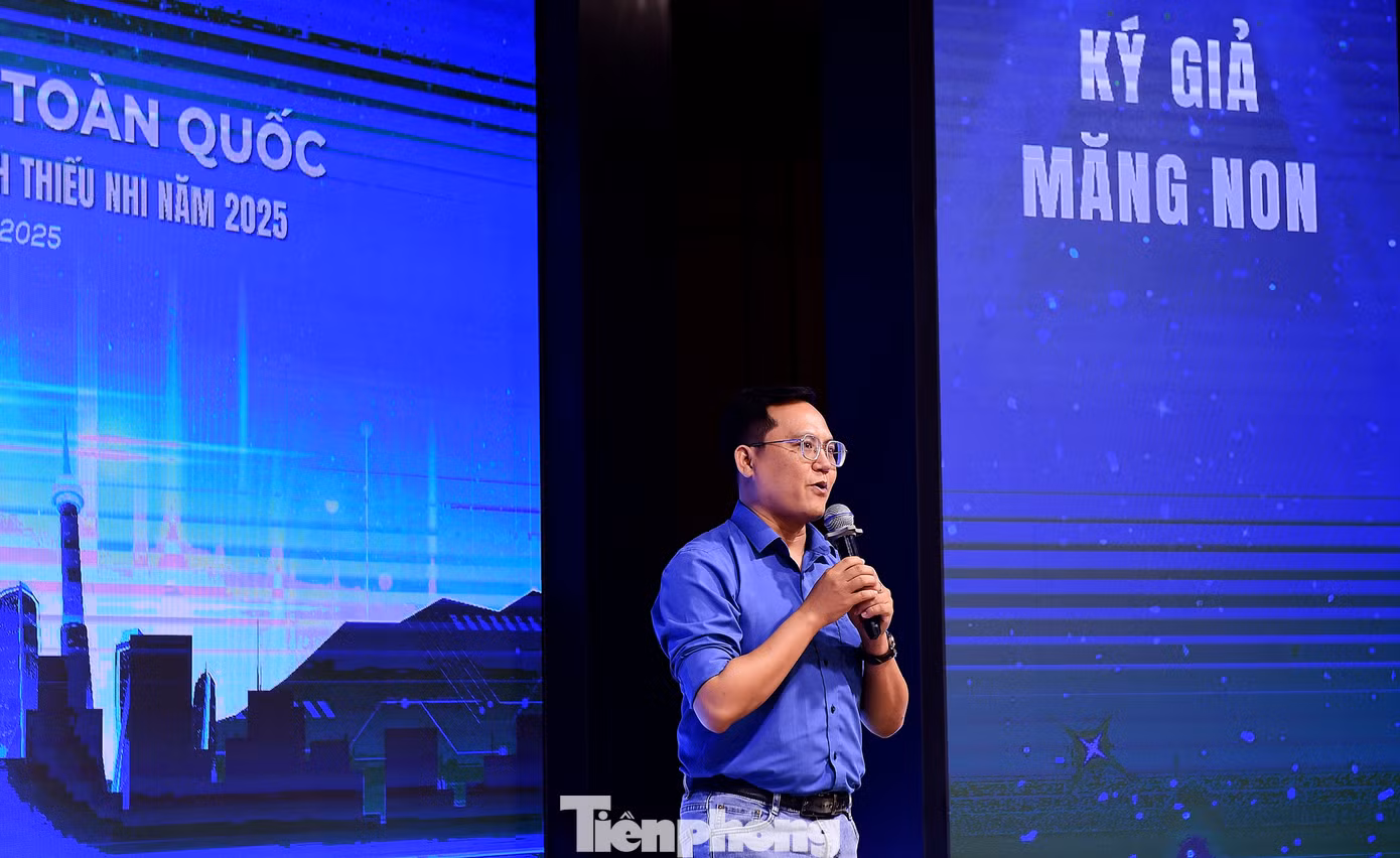 Nhà báo Trịnh Chí Hải - đại diện nhóm tác giả bài viết “Ký giả Măng non” của Đài Phát thanh - Truyền hình Cà Mau, đoạt giải A về đề tài trẻ em, công tác Đội và phong trào thiếu nhi, giao lưu tại chương trình. Ảnh: Xuân Tùng Nhà báo Trịnh Chí Hải - đại diện nhóm tác giả bài viết “Ký giả Măng non” của Đài Phát thanh - Truyền hình Cà Mau, đoạt giải A về đề tài trẻ em, công tác Đội và phong trào thiếu nhi, giao lưu tại chương trình. Ảnh: Xuân Tùng