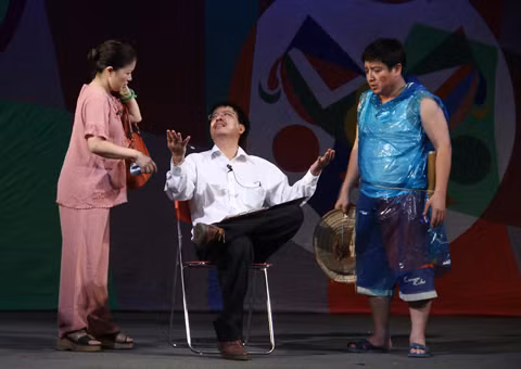 Chí Trung, Ngọc Huyền và Sĩ Tiến trong “Cái chết của sếp và lợn” Ảnh: T.TOAN