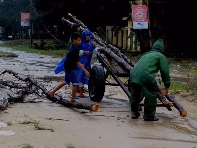 Dân ven biển Phú Vang huy động vật liệu sửa chữa lại nhà cửa khi mưa bão đi qua. 