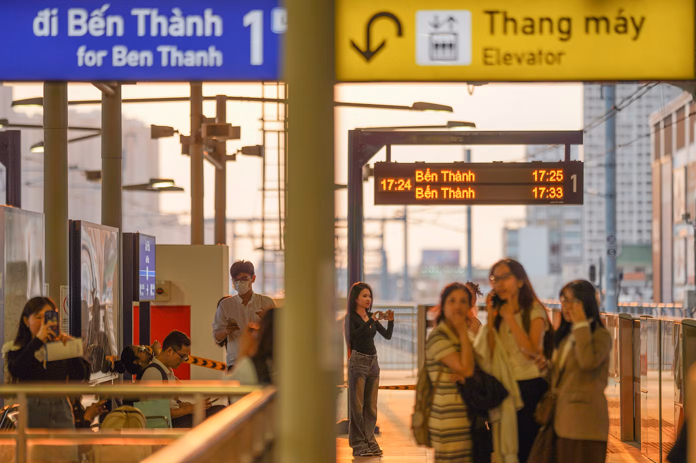 Chụp ảnh hoàng hôn cùng bối cảnh tàu metro Bến Thành - Suối Tiên đang được các bạn trẻ đua nhau "bắt trend". Chụp ảnh hoàng hôn cùng bối cảnh tàu metro Bến Thành - Suối Tiên đang được các bạn trẻ đua nhau "bắt trend".