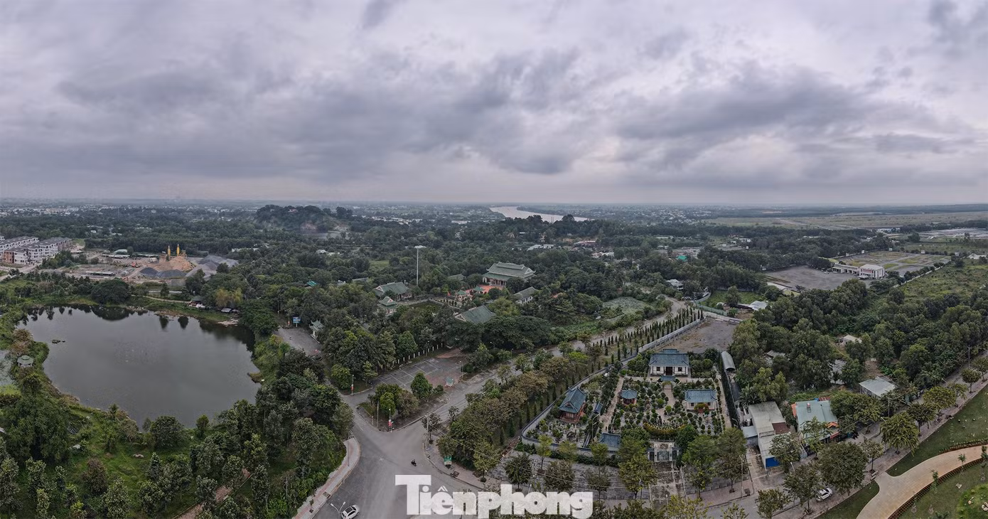 Phía xa chính là sông Đồng Nai.