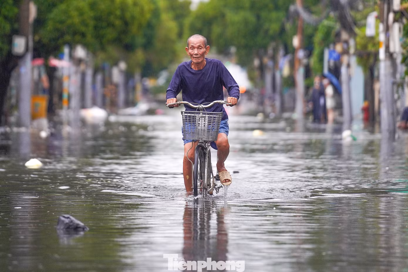 Tuyến đường Dương Văn Cam ngập ngập nặng. "Giờ là nước rút bớt rồi, lúc mới mưa thì sâu khoảng 5 tấc", một người dân nói. Tuyến đường Dương Văn Cam ngập ngập nặng. "Giờ là nước rút bớt rồi, lúc mới mưa thì sâu khoảng 5 tấc", một người dân nói.