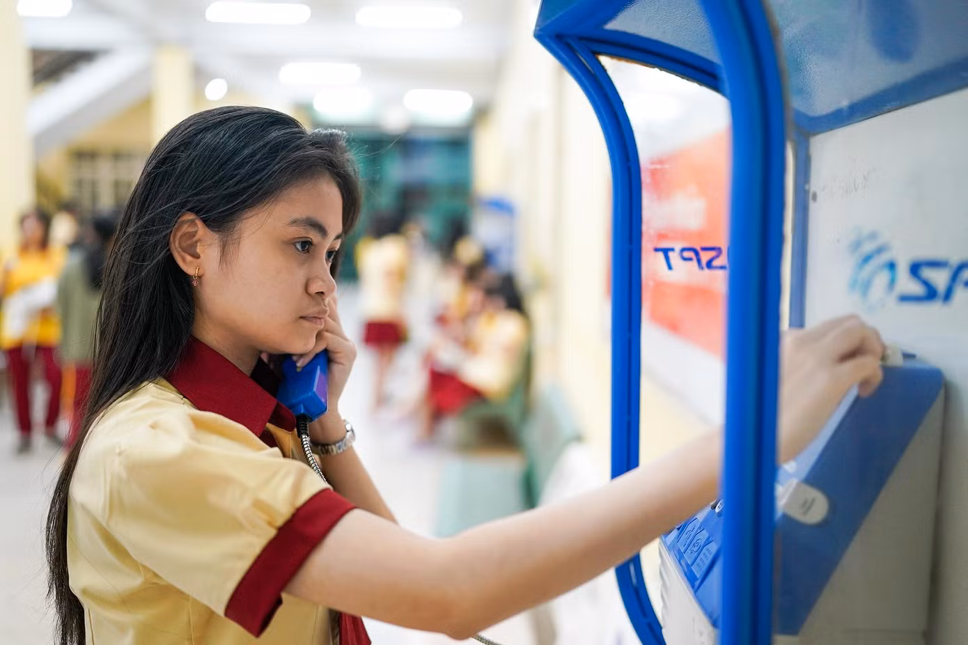 Cũng theo thầy Cường, nội quy của nhà trường là nghiêm cấm sử dụng điện thoại và các thiết bị điện tử nên nhà trường bố trí các cây điện thoại để khi cần học sinh có thể liên lạc với phụ huynh.