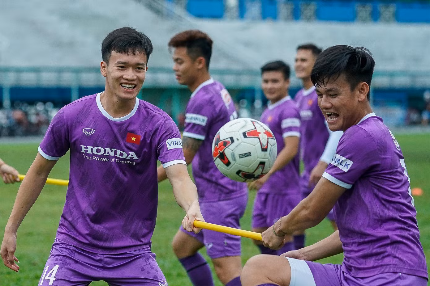 Hoàng Đức ghép cặp với Hồ Tấn Tài trong bài tập phối hợp ba chạm nhóm hai cầu thủ.