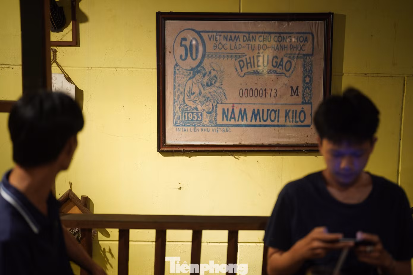 Nơi đây, giữa ồn ào xô bồ phố thị, một quán cà phê nhỏ mang tên "Tem phiếu" đã thu hút những vị khách đủ mọi lứa tuổi. Nơi đây, giữa ồn ào xô bồ phố thị, một quán cà phê nhỏ mang tên "Tem phiếu" đã thu hút những vị khách đủ mọi lứa tuổi.