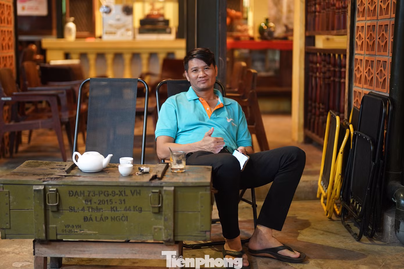 “Tôi thật sự thấy ấn tượng khi bước chân vào quán. Chưa có dịp được ra Hà Nội, nhưng hình ảnh Thủ đô được khắc họa trong quán cà phê, phần nào giúp tôi thấy được thành phố có gì. Ngoài đường xe cộ tấp nập, nhưng ngồi trong quán cà phê, tôi cảm thấy rất nhẹ nhàng”, anh Tiến, một vị khách cảm nhận. “Tôi thật sự thấy ấn tượng khi bước chân vào quán. Chưa có dịp được ra Hà Nội, nhưng hình ảnh Thủ đô được khắc họa trong quán cà phê, phần nào giúp tôi thấy được thành phố có gì. Ngoài đường xe cộ tấp nập, nhưng ngồi trong quán cà phê, tôi cảm thấy rất nhẹ nhàng”, anh Tiến, một vị khách cảm nhận.
