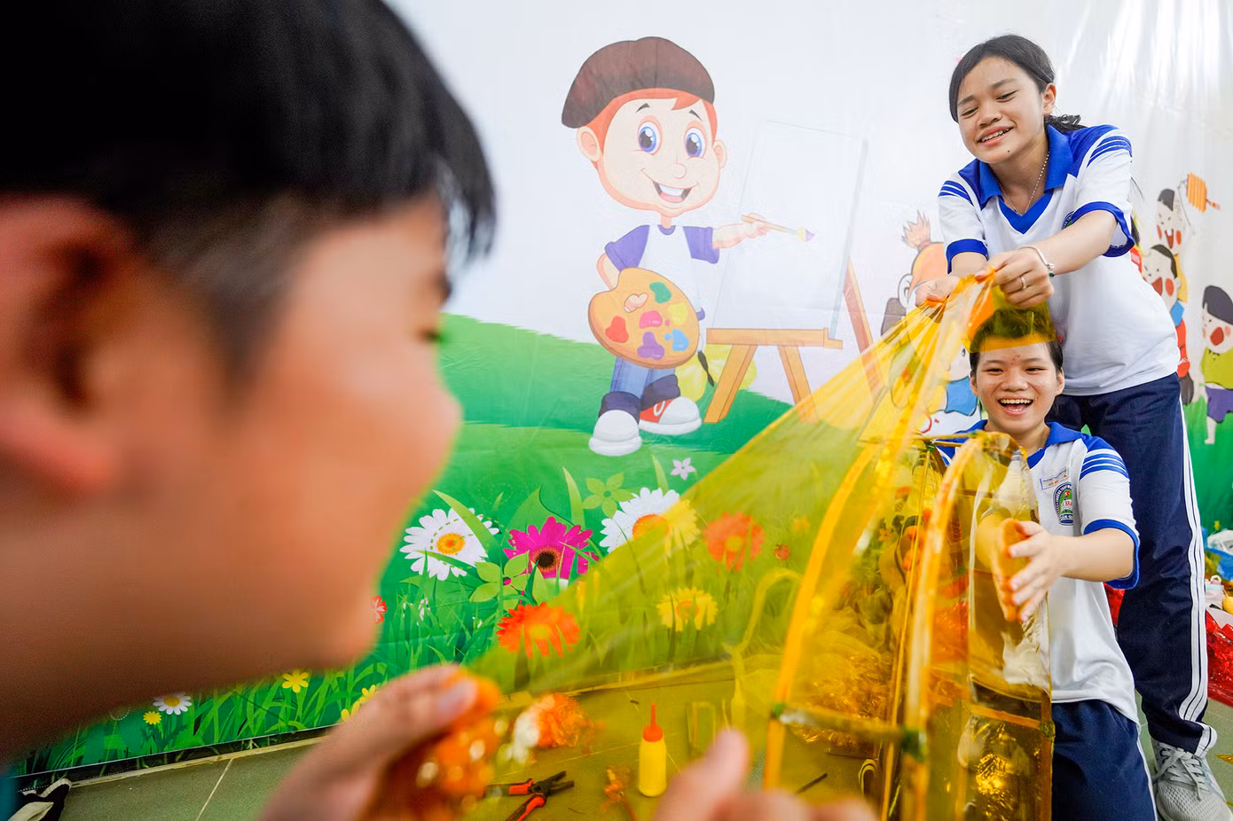 Những chiếc lồng đèn sẽ được trang trí tùy theo sự sáng tạo, mang tính thẩm mỹ và lan tỏa các thông điệp về tình yêu quê hương, đất nước … Những chiếc lồng đèn sẽ được trang trí tùy theo sự sáng tạo, mang tính thẩm mỹ và lan tỏa các thông điệp về tình yêu quê hương, đất nước …