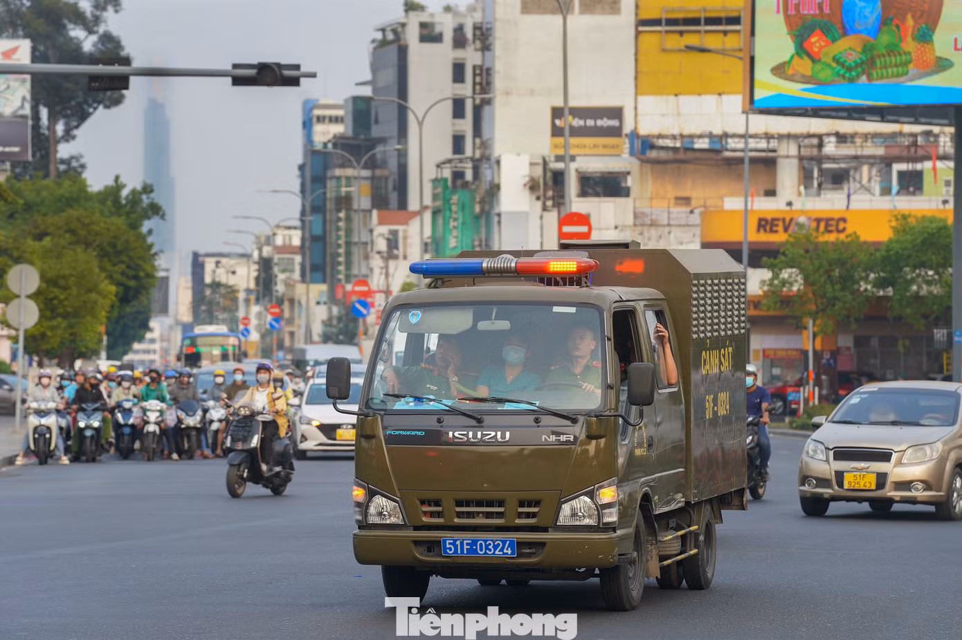 Cuối buổi xét xử, đoàn xe di chuyển qua mũi tàu sân vận động Quân khu 7, hướng về trại giam tại huyện Củ Chi. Bên cạnh lực lượng dẫn giải, lực lượng an ninh địa bàn đoàn xe đi qua cũng tham gia đảm bảo trật tự.