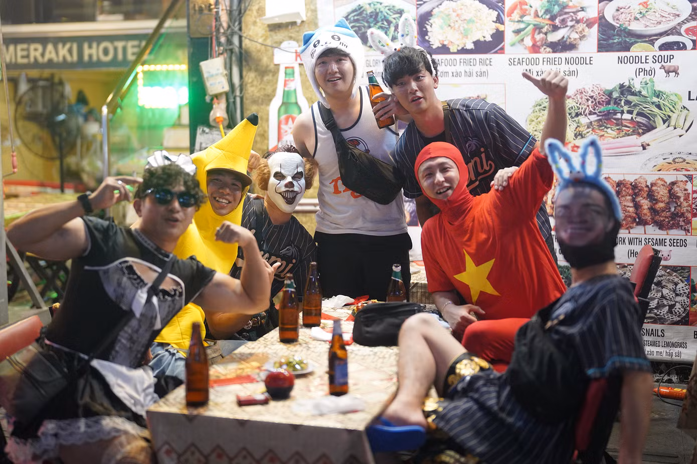 Nhóm bạn trẻ đến từ Nhật Bản tham gia lễ hội đậm chất Việt Nam. "Chúc bạn một Halloween thật vui vẻ và đầy những trải nghiệm kỳ thú. Cảm ơn bạn vì luôn ở bên và tạo nên những khoảnh khắc tuyệt vời trong cuộc sống của mình", một thành viên chia sẻ.