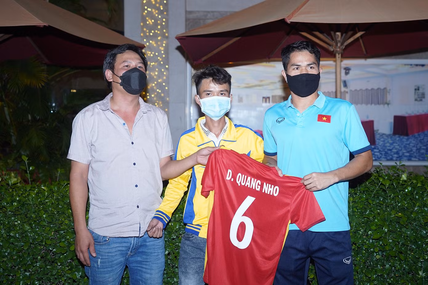 Người hâm mộ đợi Dụng Quang Nho trước khách sạn để được chụp ảnh.