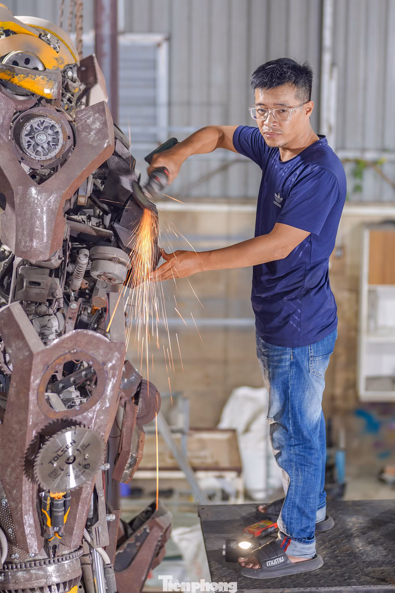 Tác phẩm đang làm cho anh Tuấn Anh và đội ngũ của mình đau đầu nhất chính là phải thể hiện nhân vật Bumblebee trong phim bom tấn Transformers. "Siêu phẩm" này của xưởng cao gần 4m, thực hiện ròng rã gần một năm qua, dự kiến mất thêm vài tháng nữa để hoàn thiện. Bumblebee khi trình làng sẽ phải đáp ứng yếu tố an toàn vì kích thước đồ sộ, cử động đẹp và biết phun khói, lửa...