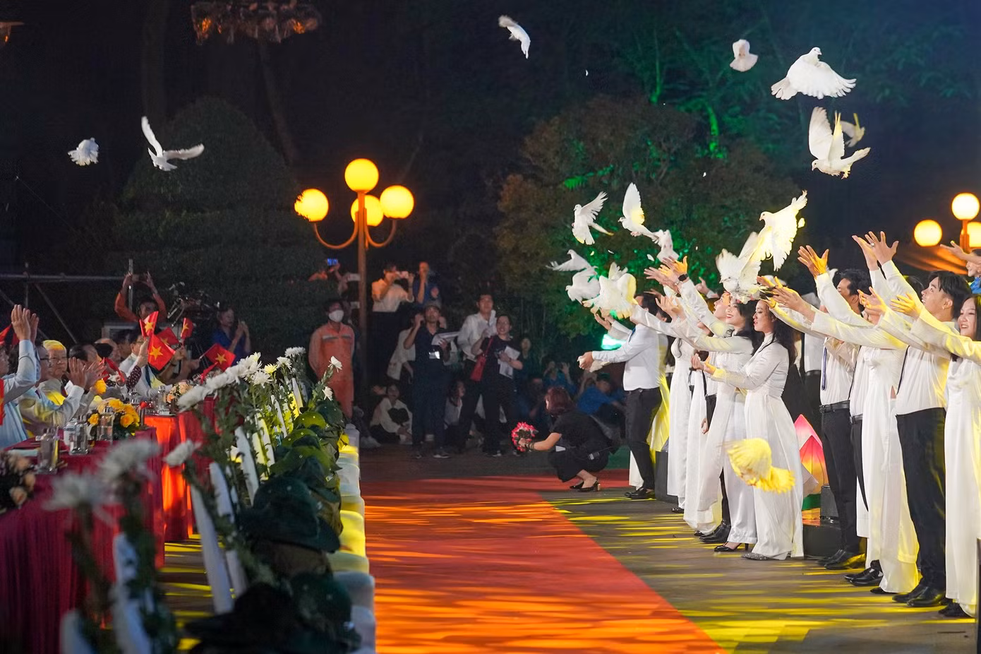 Những cánh chim trên mảnh đất hoà bình - nơi không còn nước mắt rơi chia lìa để người người sống trong yêu thương - là khát vọng chung không chỉ của Việt Nam mà của mọi quốc gia trên thế giới. Những thế hệ sau mãi mãi không quên sự hi sinh của những người đã ngã xuống vì hòa bình trên khắp Việt Nam. Những cánh chim trên mảnh đất hoà bình - nơi không còn nước mắt rơi chia lìa để người người sống trong yêu thương - là khát vọng chung không chỉ của Việt Nam mà của mọi quốc gia trên thế giới. Những thế hệ sau mãi mãi không quên sự hi sinh của những người đã ngã xuống vì hòa bình trên khắp Việt Nam.