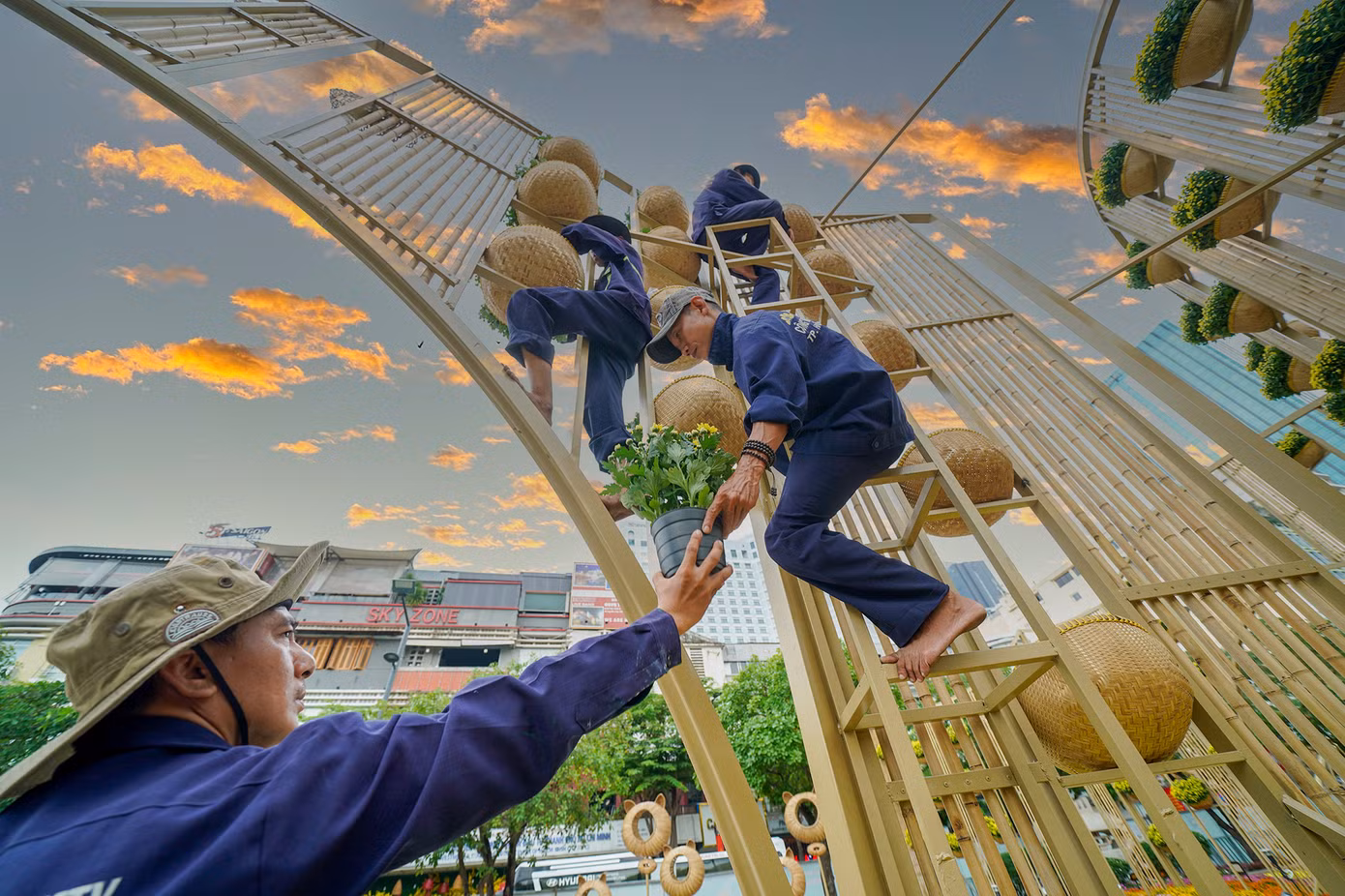 Các công nhân đang vận chuyển hoa lên giàn treo.