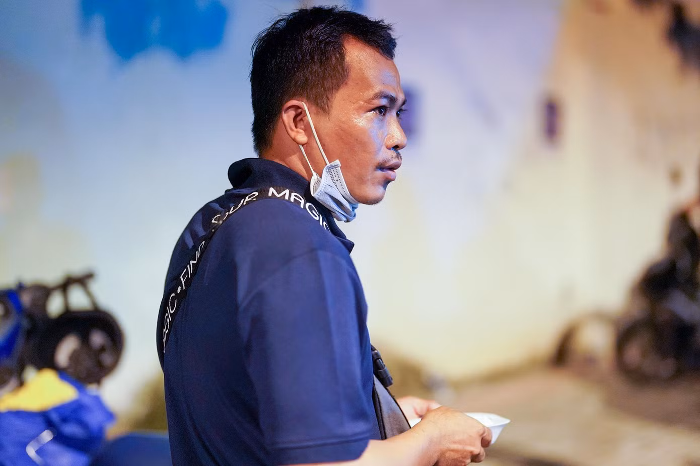 Anh Đ. sau khi đã vào nhận diện nhưng vẫn không thể nhận ra người thân, đôi mắt anh đỏ hoe khi đã một ngày chạy hết các bệnh viện để tìm tung tích em gái: "Tôi vào xem kỹ lắm, lật qua lật lại nhưng vẫn không thể nhận ra nó, giờ chỉ chờ xét nghiệm huyết thống thôi".