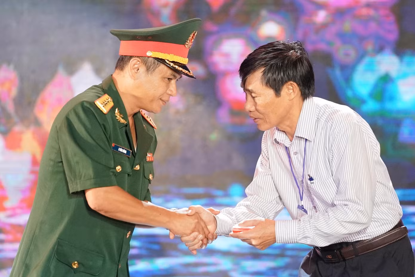Cuộc gặp gỡ giữa gia đình liệt sĩ Đỗ Văn Bân và đại diện Đội quy tập K53 khiến rất nhiều người xúc động. Tại chương trình, đại diện đội quy tập K53 trao lại kỷ vật của liệt sĩ Đỗ Văn Bân cho gia đình. Cuộc gặp gỡ giữa gia đình liệt sĩ Đỗ Văn Bân và đại diện Đội quy tập K53 khiến rất nhiều người xúc động. Tại chương trình, đại diện đội quy tập K53 trao lại kỷ vật của liệt sĩ Đỗ Văn Bân cho gia đình.
