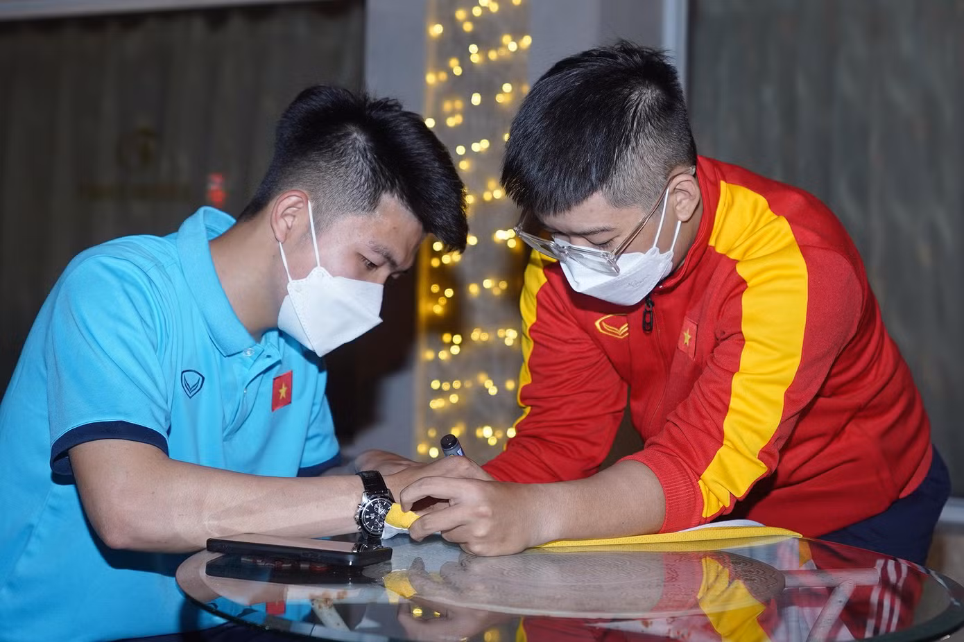 Cầu thủ Hồ Khắc Lương đang ký tặng người hâm mộ.