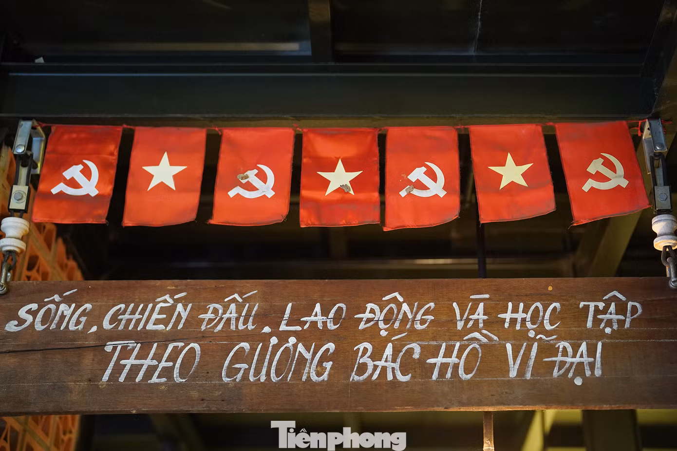 “Tôi thật sự thấy ấn tượng khi bước chân vào quán. Chưa có dịp được ra Hà Nội, nhưng hình ảnh Thủ đô được khắc họa trong quán cà phê, phần nào giúp tôi thấy được thành phố có gì. Ngoài đường xe cộ tấp nập, nhưng ngồi trong quán cà phê, tôi cảm thấy rất nhẹ nhàng”, anh Tiến, một vị khách cảm nhận. “Tôi thật sự thấy ấn tượng khi bước chân vào quán. Chưa có dịp được ra Hà Nội, nhưng hình ảnh Thủ đô được khắc họa trong quán cà phê, phần nào giúp tôi thấy được thành phố có gì. Ngoài đường xe cộ tấp nập, nhưng ngồi trong quán cà phê, tôi cảm thấy rất nhẹ nhàng”, anh Tiến, một vị khách cảm nhận.