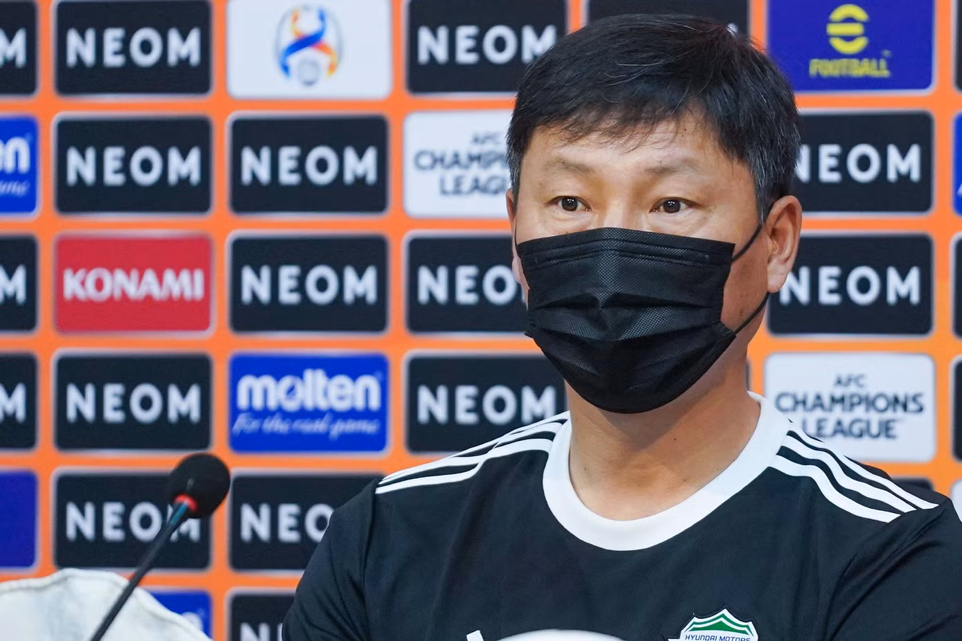 "Các đội bóng Việt Nam luôn gây ra rất nhiều khó khăn. Trước đây chúng tôi đã chạm trán với những đội bóng Việt Nam vào các năm 2015 2018, chúng tôi chưa bao giờ giành được chiến thắng dễ dàng cả. Chúng tôi sẽ cố gắng để vượt qua những khó khăn đó", ông Kim phát biểu.