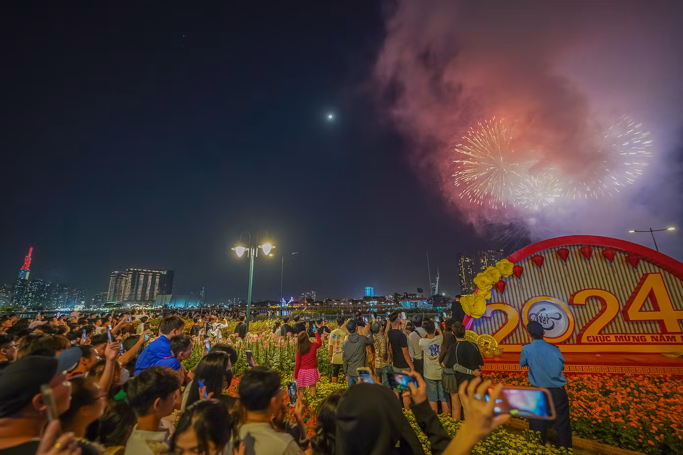 Đúng 0h, pháo hoa chào năm 2024 rực sáng bầu trời TPHCM.
