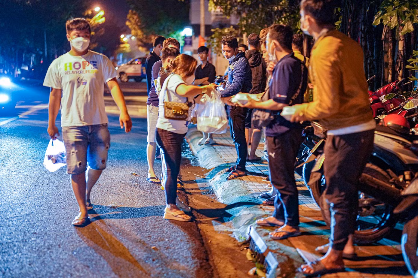 Chị Ngọc, một mạnh thường quân ở KP 3, phường Chánh Phú Hoà chuẩn bị đồ ăn, nước uống mang vào cho người thân các nạn nhân lót dạ.