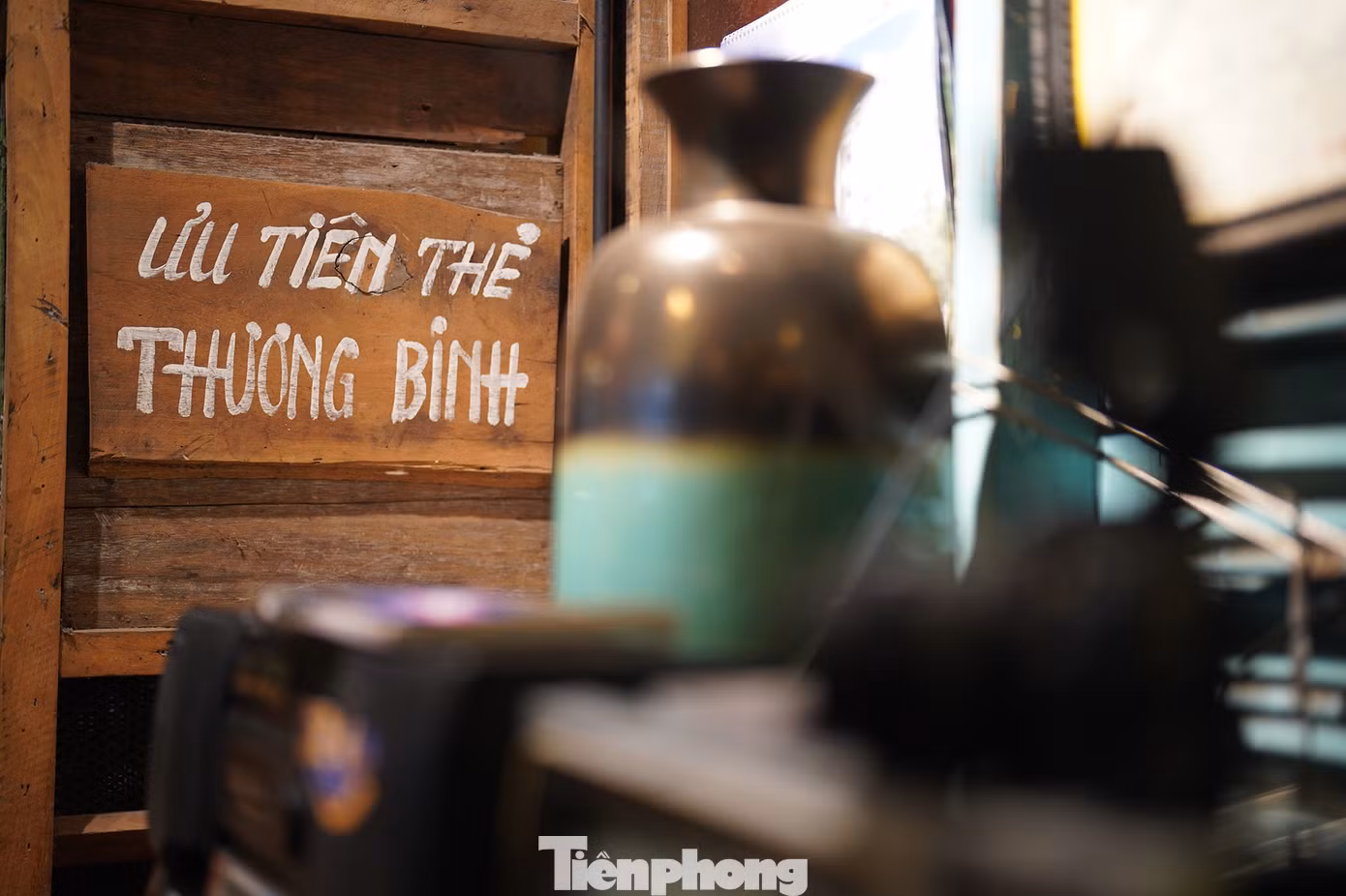 Đi vào quán, dù là khách trẻ tuổi cũng bị thu hút từ những chiếc tem phiếu xưa, xe cổ, đồng hồ cổ, những con phố Hà Nội thu nhỏ. Đi vào quán, dù là khách trẻ tuổi cũng bị thu hút từ những chiếc tem phiếu xưa, xe cổ, đồng hồ cổ, những con phố Hà Nội thu nhỏ.