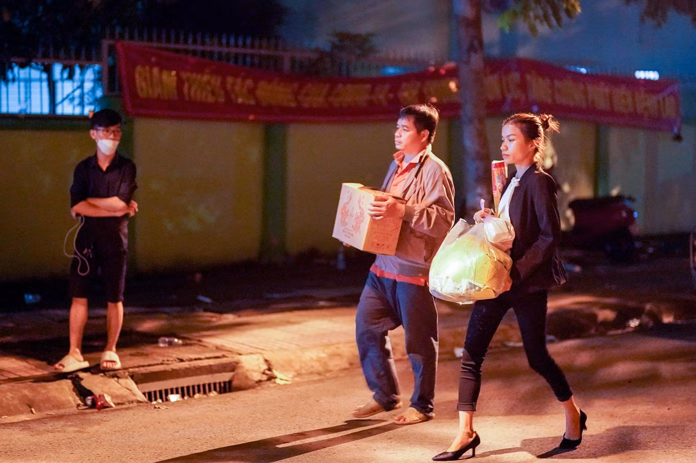Chuẩn bị vội vài món đồ, bó hương để vào nhận thi thể người thân.
